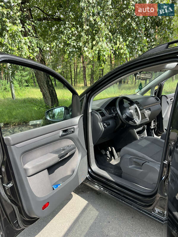 Минивэн Volkswagen Touran 2011 в Сарнах