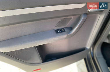 Мінівен Volkswagen Touran 2012 в 