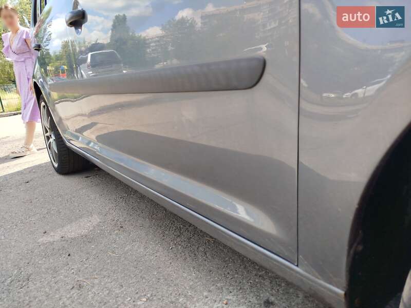 Минивэн Volkswagen Touran 2004 в Киеве