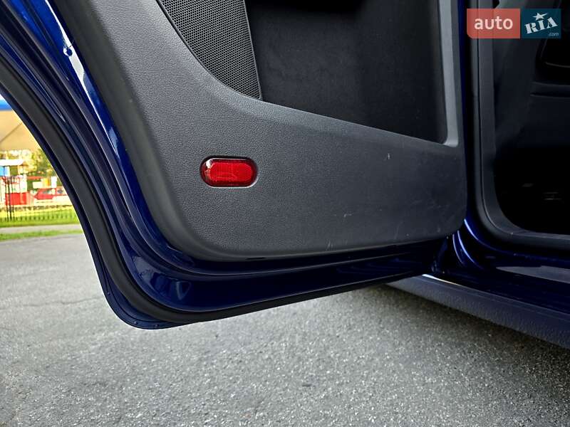 Мінівен Volkswagen Touran 2009 в Полтаві