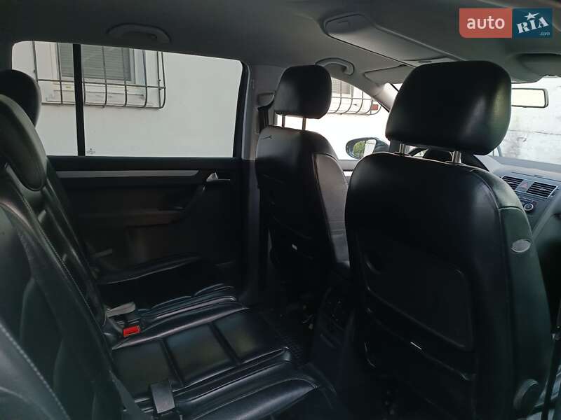 Минивэн Volkswagen Touran 2010 в Бершади
