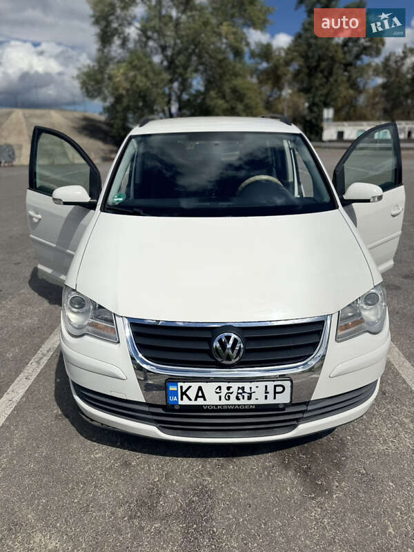 Минивэн Volkswagen Touran 2008 в Киеве