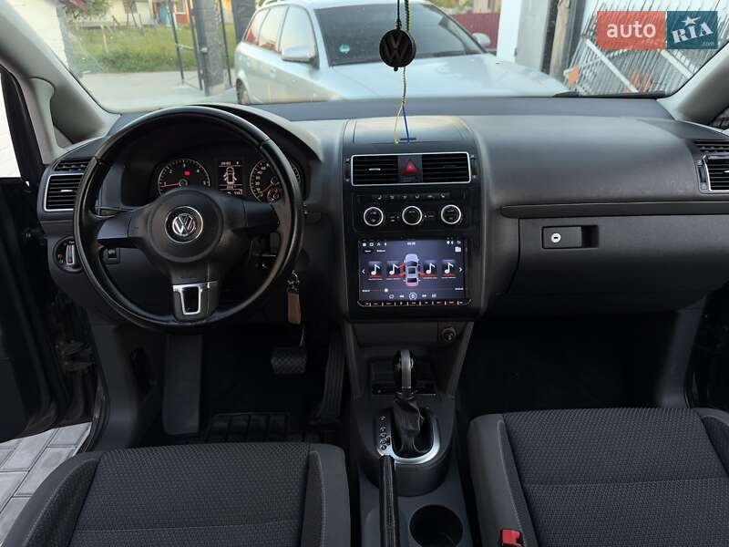 Минивэн Volkswagen Touran 2012 в Вараше