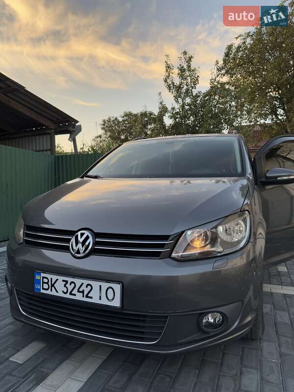 Минивэн Volkswagen Touran 2012 в Вараше