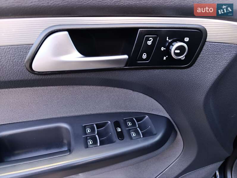 Минивэн Volkswagen Touran 2012 в Киеве фото 18 Минивэн Volkswagen Touran 2012 в Киеве