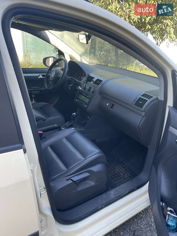 Минивэн Volkswagen Touran 2013 в Староконстантинове