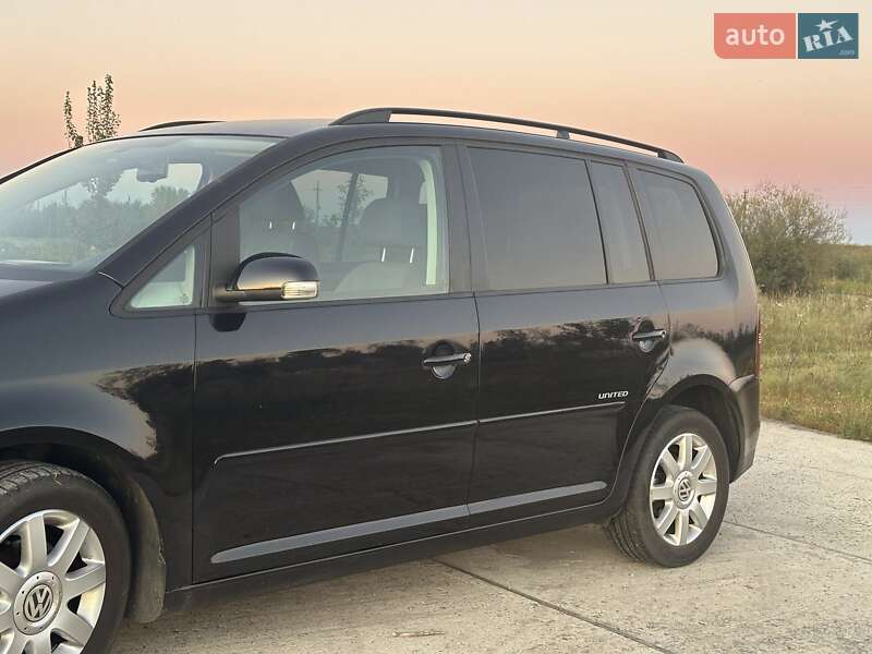 Минивэн Volkswagen Touran 2008 в Сарнах