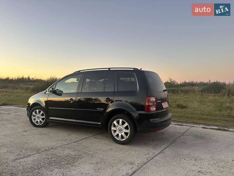 Минивэн Volkswagen Touran 2008 в Сарнах