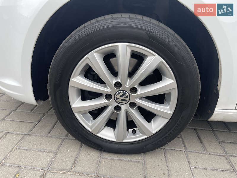 Минивэн Volkswagen Touran 2015 в Житомире