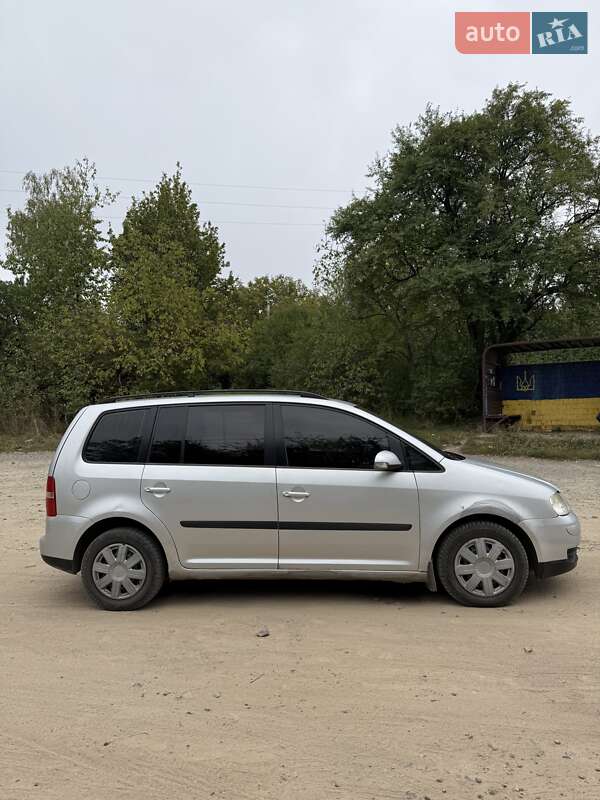 Мінівен Volkswagen Touran 2004 в Чернівцях