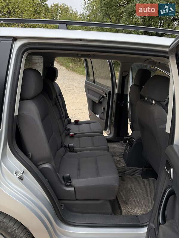 Мінівен Volkswagen Touran 2004 в Чернівцях