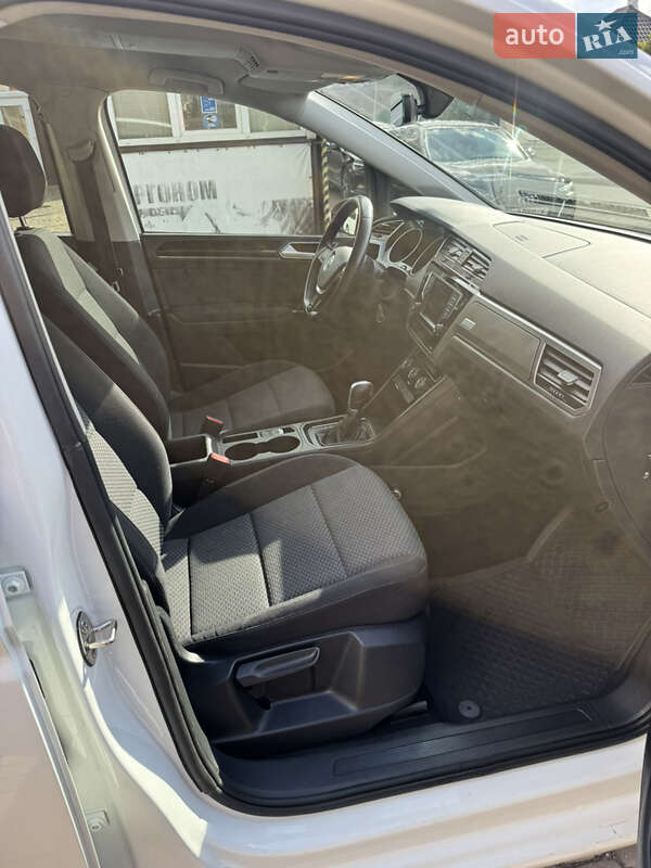 Микровэн Volkswagen Touran 2016 в Сваляве