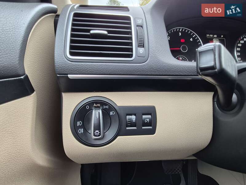 Мінівен Volkswagen Touran 2014 в Одесі