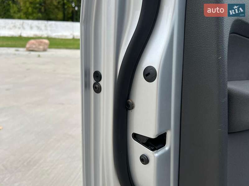 Минивэн Volkswagen Touran 2011 в Киеве