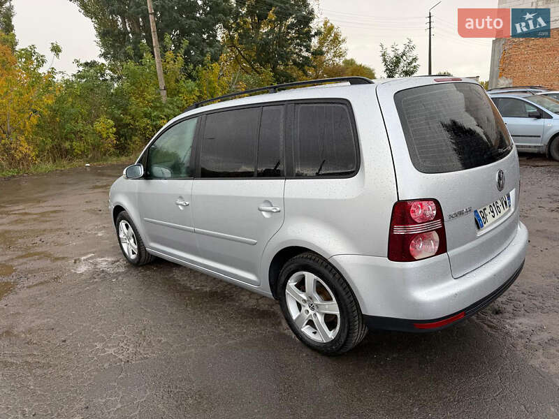 Минивэн Volkswagen Touran 2007 в Дубно