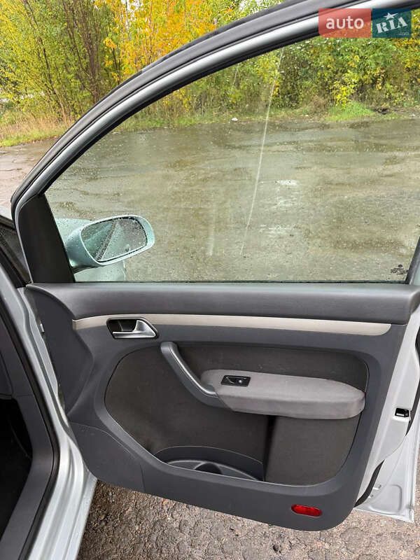 Минивэн Volkswagen Touran 2007 в Дубно