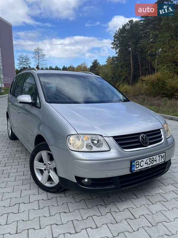 Минивэн Volkswagen Touran 2006 в Новояворовске