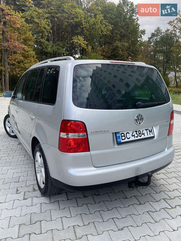 Минивэн Volkswagen Touran 2006 в Новояворовске