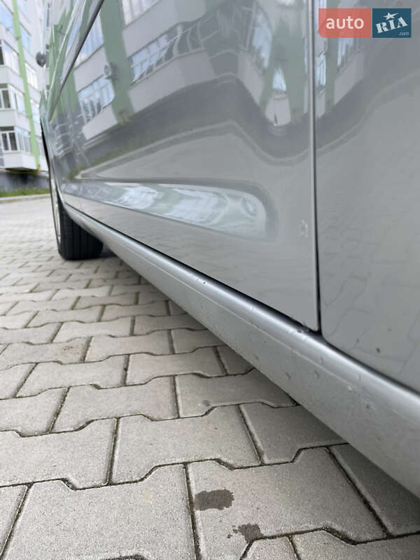 Минивэн Volkswagen Touran 2006 в Новояворовске