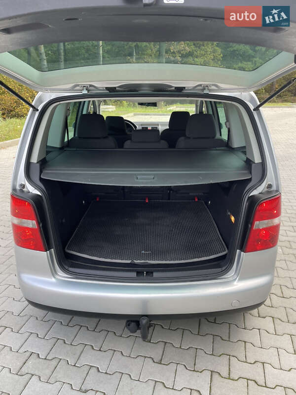 Минивэн Volkswagen Touran 2006 в Новояворовске