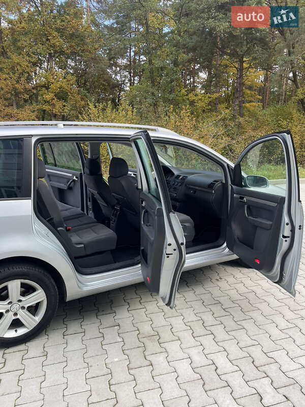 Минивэн Volkswagen Touran 2006 в Новояворовске