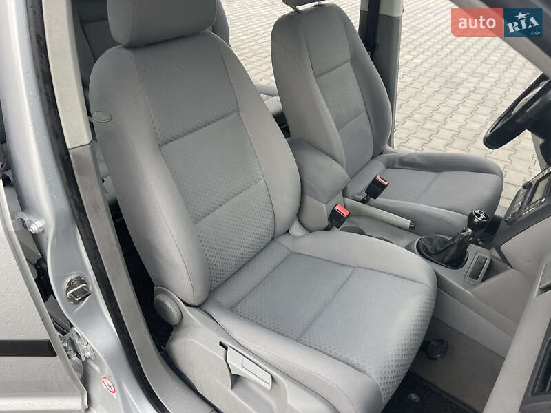 Минивэн Volkswagen Touran 2003 в Хусте