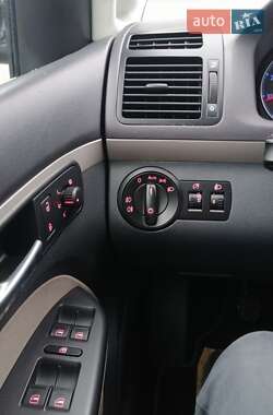 Минивэн Volkswagen Touran 2008 в 