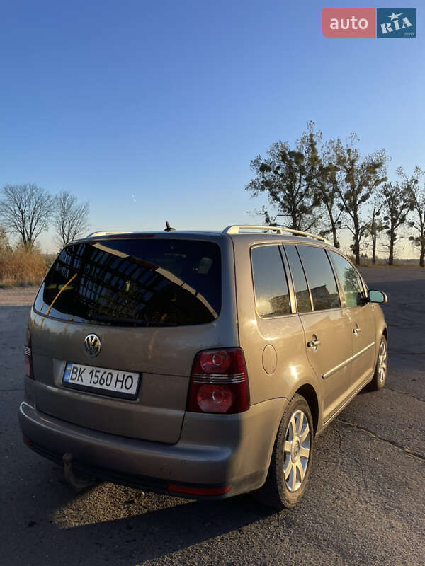 Минивэн Volkswagen Touran 2008 в Сарнах