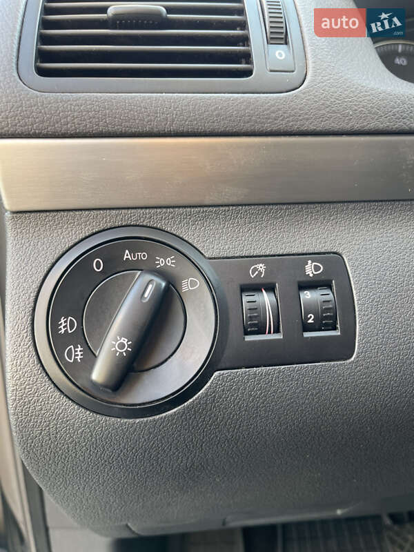 Минивэн Volkswagen Touran 2008 в Сарнах