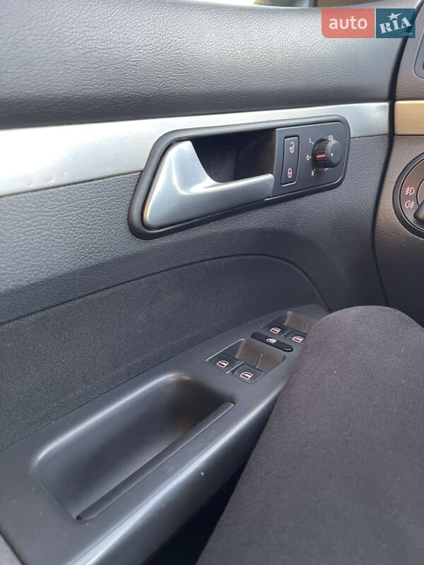 Минивэн Volkswagen Touran 2008 в Сарнах