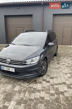Мікровен Volkswagen Touran 2017 в Сарнах