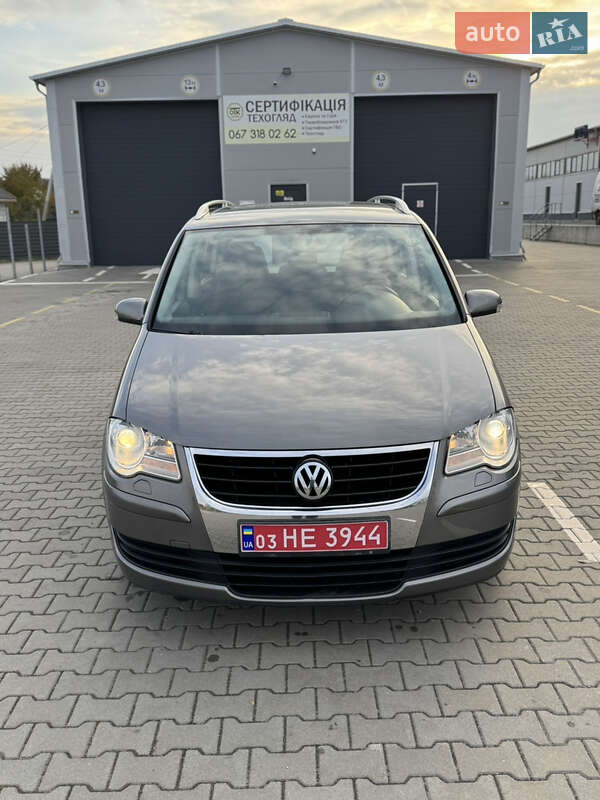 Минивэн Volkswagen Touran 2007 в Нововолынске
