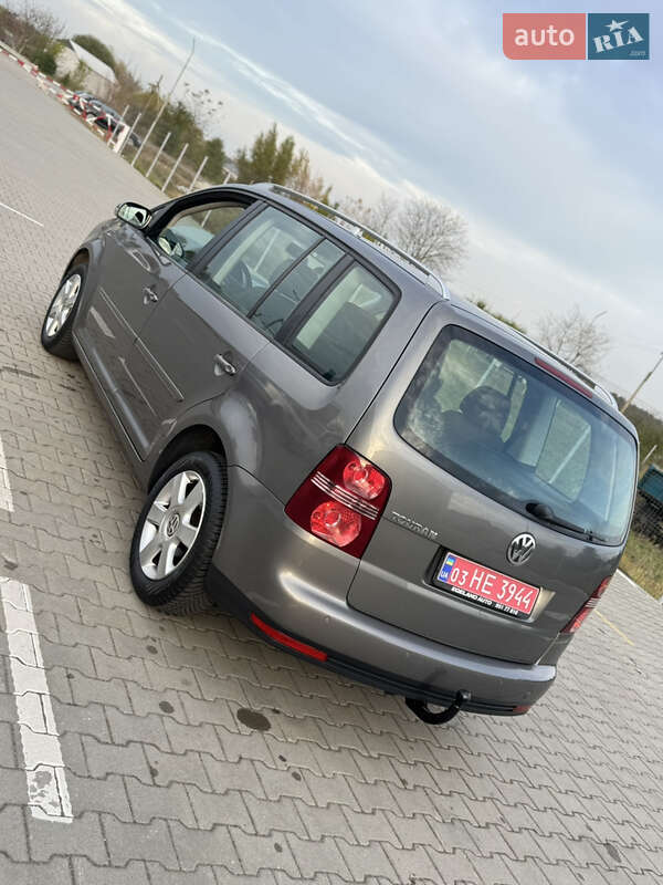 Минивэн Volkswagen Touran 2007 в Нововолынске