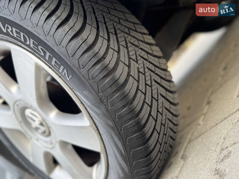 Минивэн Volkswagen Touran 2007 в Нововолынске