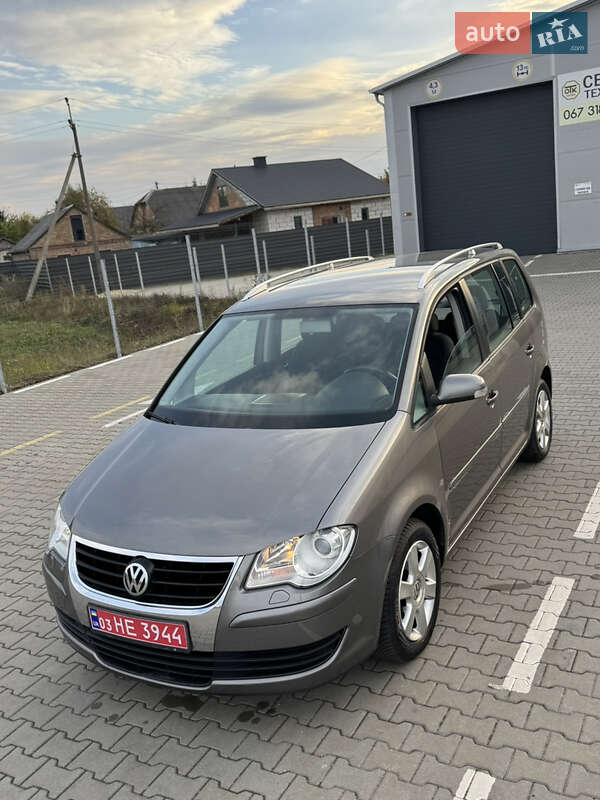 Минивэн Volkswagen Touran 2007 в Нововолынске