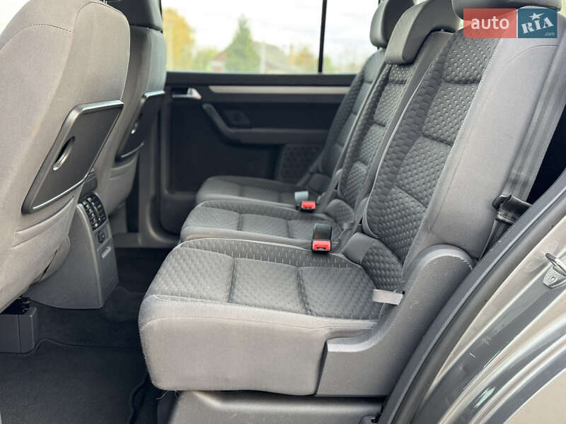 Минивэн Volkswagen Touran 2007 в Нововолынске