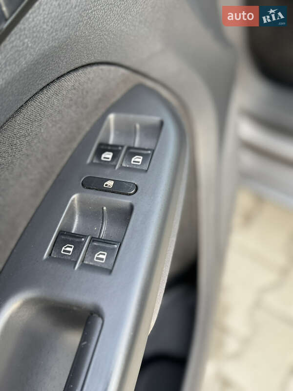 Минивэн Volkswagen Touran 2007 в Нововолынске