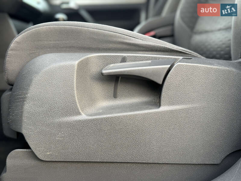 Минивэн Volkswagen Touran 2007 в Нововолынске