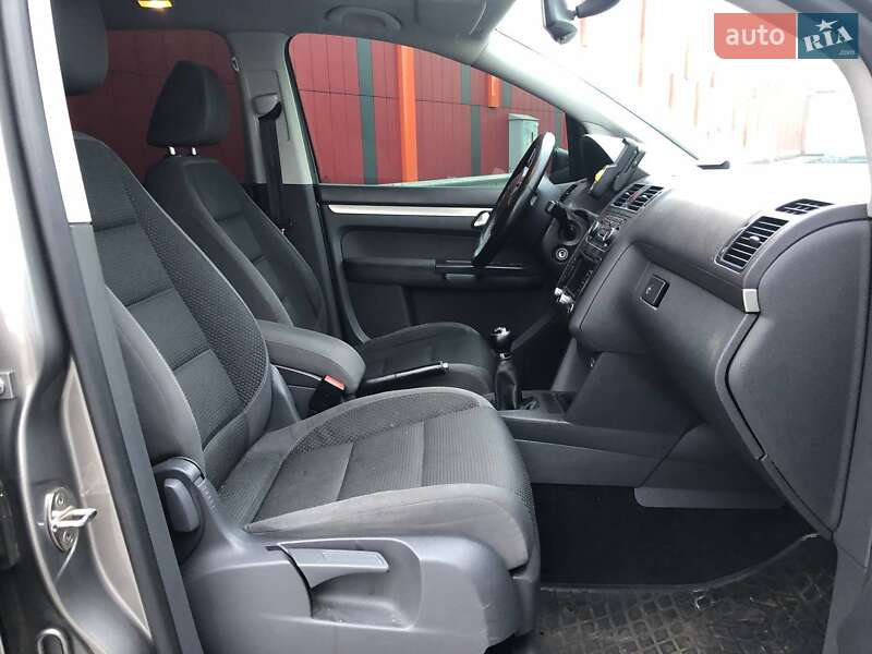 Мінівен Volkswagen Touran 2010 в Києві