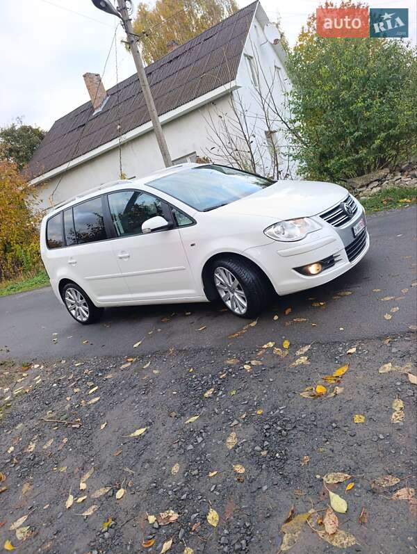 Минивэн Volkswagen Touran 2009 в Луцке