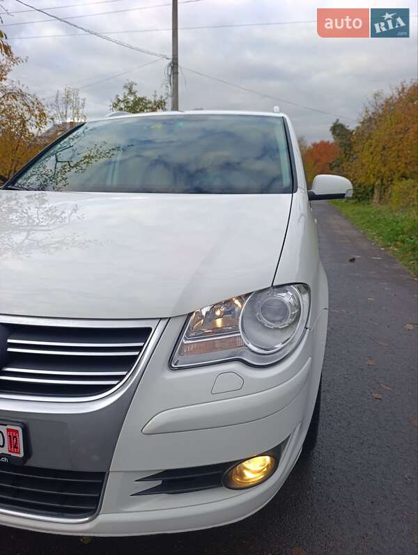 Минивэн Volkswagen Touran 2009 в Луцке