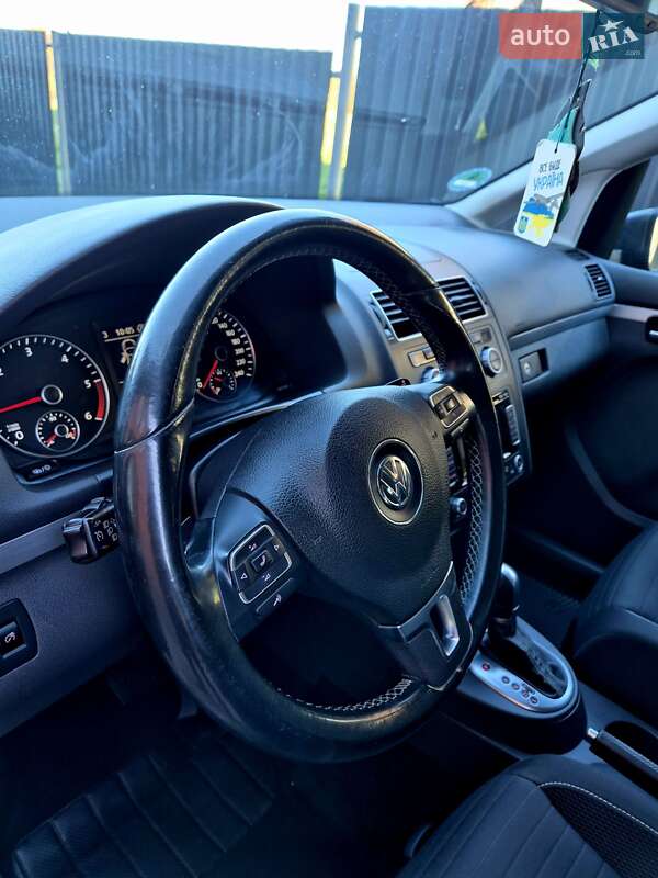 Минивэн Volkswagen Touran 2015 в Сваляве