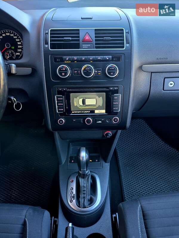 Минивэн Volkswagen Touran 2015 в Сваляве