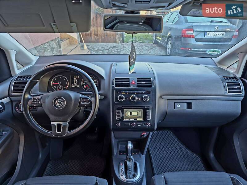 Минивэн Volkswagen Touran 2015 в Сваляве