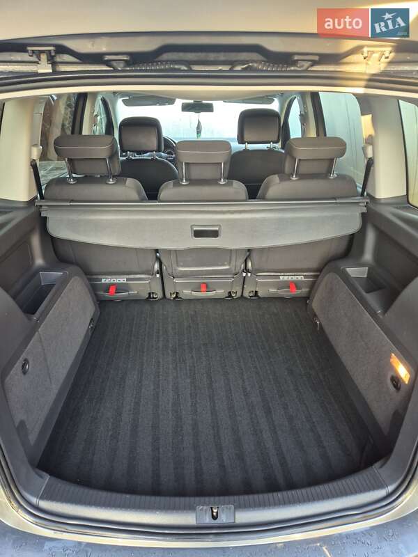 Минивэн Volkswagen Touran 2015 в Сваляве