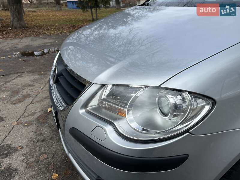 Минивэн Volkswagen Touran 2010 в Лебедине