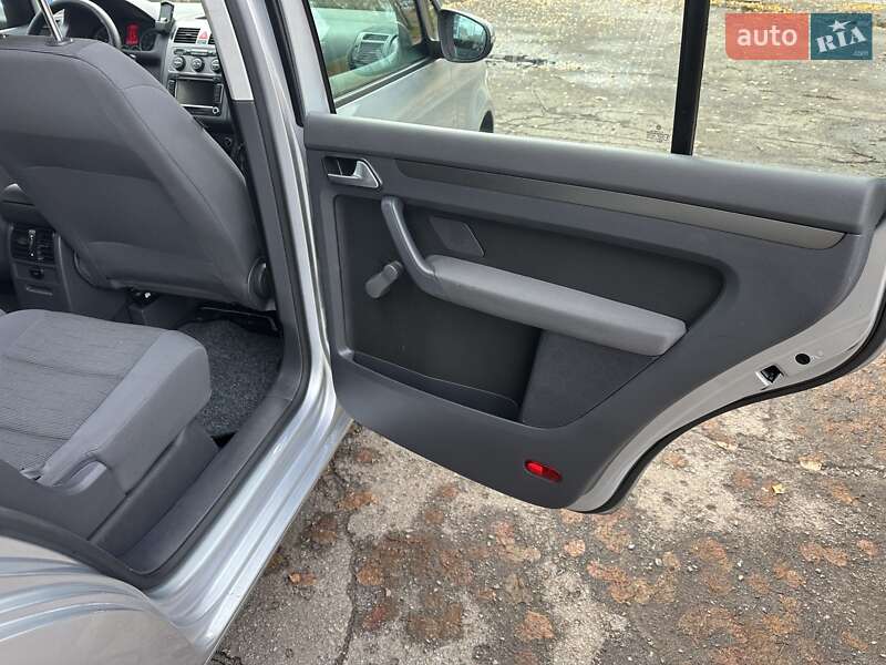 Минивэн Volkswagen Touran 2010 в Лебедине