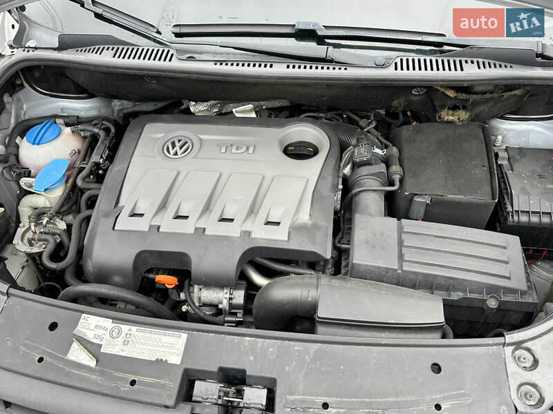 Минивэн Volkswagen Touran 2011 в Брошневе-Осаде