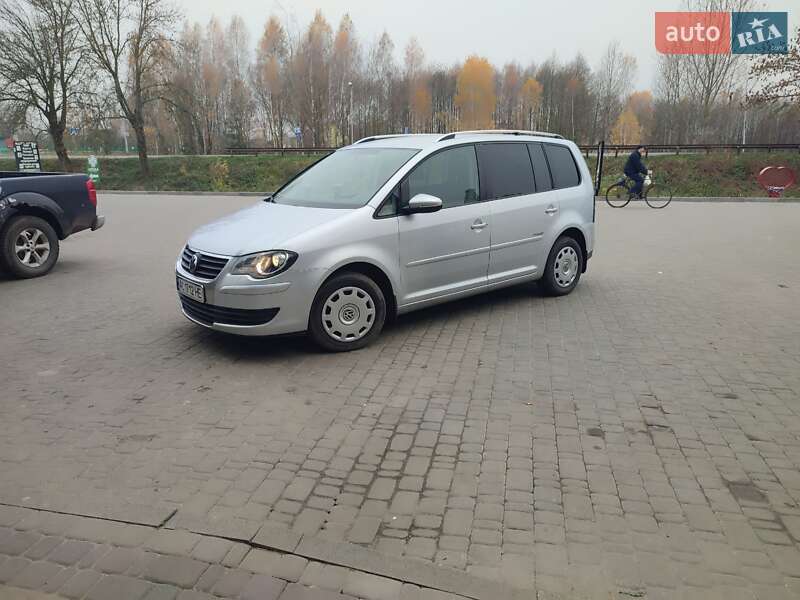 Минивэн Volkswagen Touran 2009 в Ратным