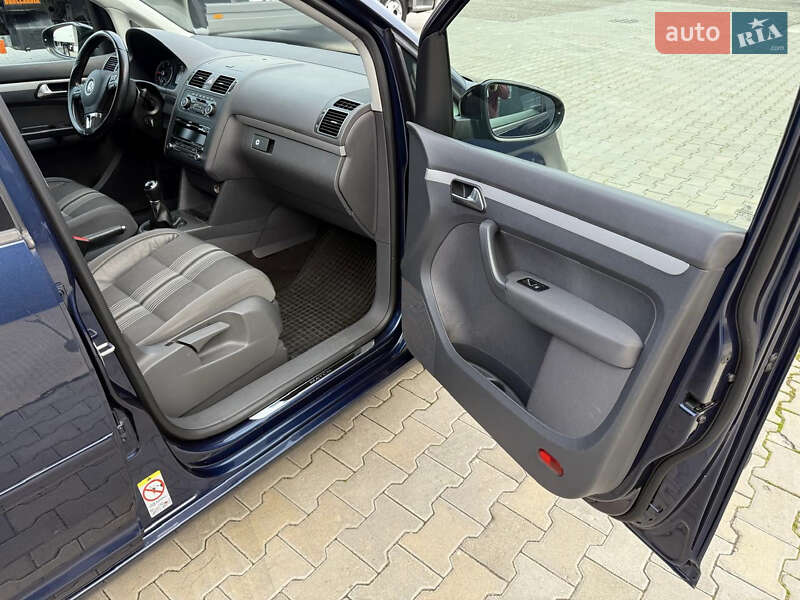 Минивэн Volkswagen Touran 2012 в Харькове